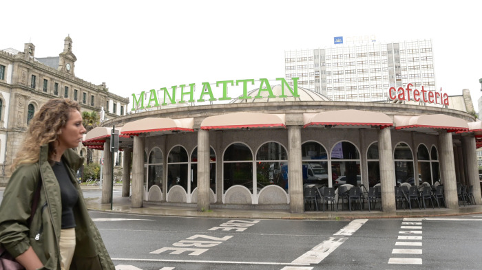 Una persona pasea por delante del Manhattan