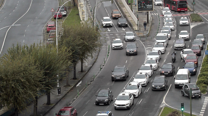 La caravana con un centenar de taxis se dirigió desde A Pasaxe hacia O Parrote, atravesando la ciudad por Linares Rivas, plaza de Ourense, Juana de Vega y el Paseo Marítimo