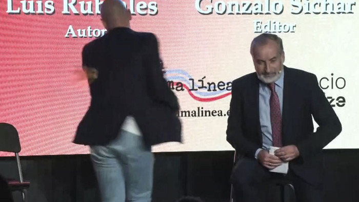 Captura de video del momento en el que Luis Rubiales fue atacado por un hombre que ele tiró huevos