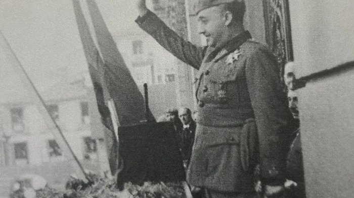 Imagen del 22 de junio de 1939 con Franco saludando desde el balcón del Palacio Municipal de A Coruña