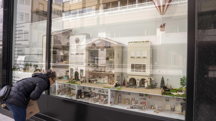 Una mujer observa el escaparate de Araújo Smart Dental, en Payo Gómez 1