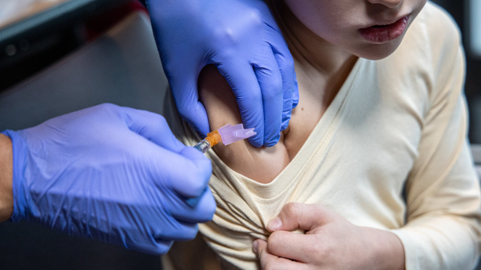 Un niño recibe una vacuna contra la gripe en La Rioja