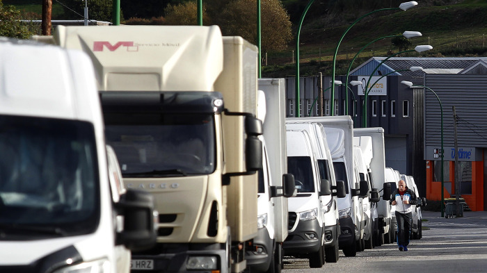 Furgonetas estacionadas en la zona de transportistas del polígono de Pocomaco