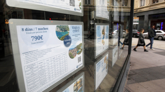 Carteles en una agencia de viajes de A Coruña