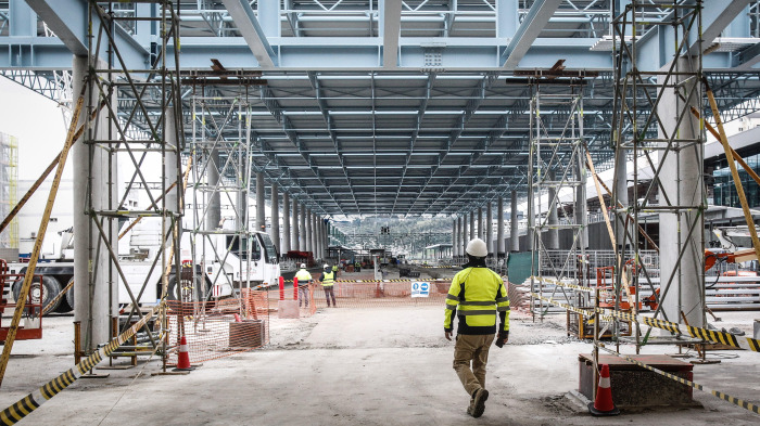 Un obrero camina sobre las obras de la estación intermodal de A Coruña