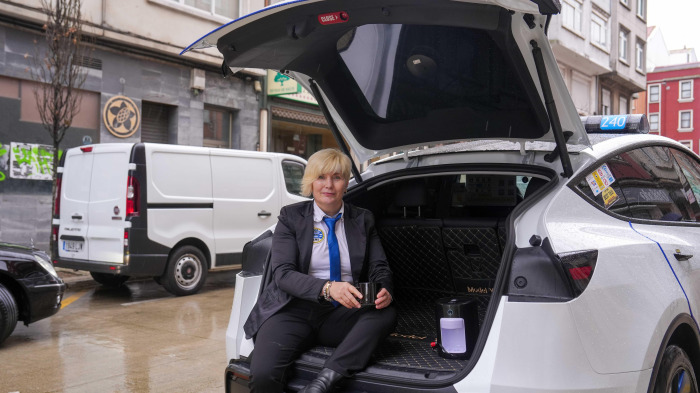 Any, con la cafetera a bordo de su taxi