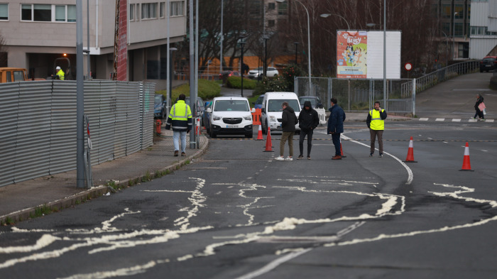 Un corrimiento de tierra en A Coruña provoca el corte de la principal vía de acceso al Coliseum y Carrefour