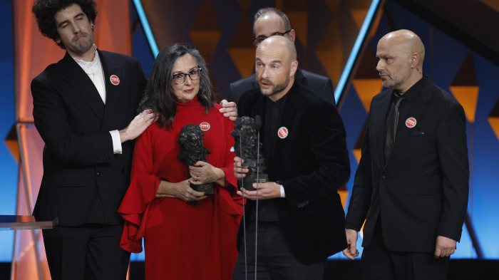 Alberto Vázquez agradeciendo el premio Goya por 'Decorado'