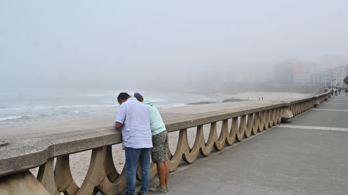La densa niebla sorprendió este miércoles por la mañana a los coruñeses