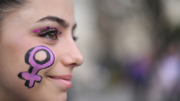 Una joven participa en una manifestación del 8-M en Madrid