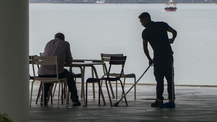 Un camarero trabaja en una terraza