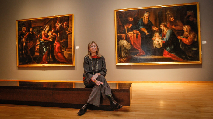 La directora del Museo de Belas Artes, Ángeles Penas, en una de las salas
