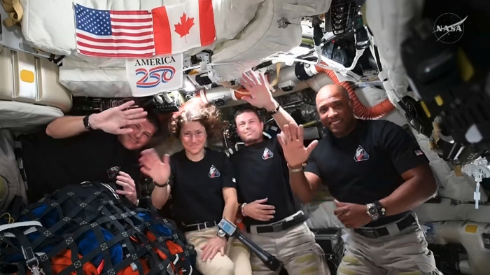 AME837. WASHINGTON (ESTADOS UNIDOS), 06/04/2026.- Captura de video tomada de la cuenta oficial en X @NASA que muestra desde la izquierda a los astronautas; Reid Wiseman, Christina Koch, Jeremy Hansen y Victor Glover saludando durante una conversación en directo desde la nave Orión de la misión Artemis II con el presidente de Estados Unidos, Donald Trump. EFE/ @NASA /SOLO USO EDITORIAL/ NO VENTAS/ SOLO DISPONIBLE PARA ILUSTRAR LA NOTICIA QUE ACOMPAÑA (CRÉDITO OBLIGATORIO)