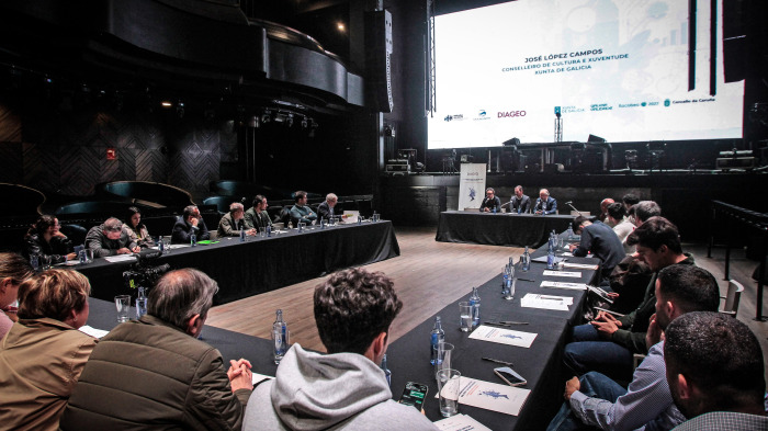 La pista de la sala Pelícano acogió ayer las jornadas que inauguraban la capitalidad de la noche coruñesa