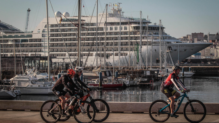 Bicicletas circulando por La Marina y O Parrote