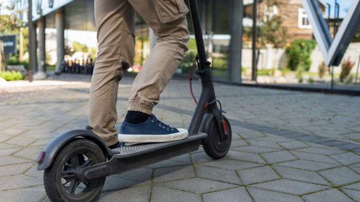 Una persona utiliza un patinete eléctrica