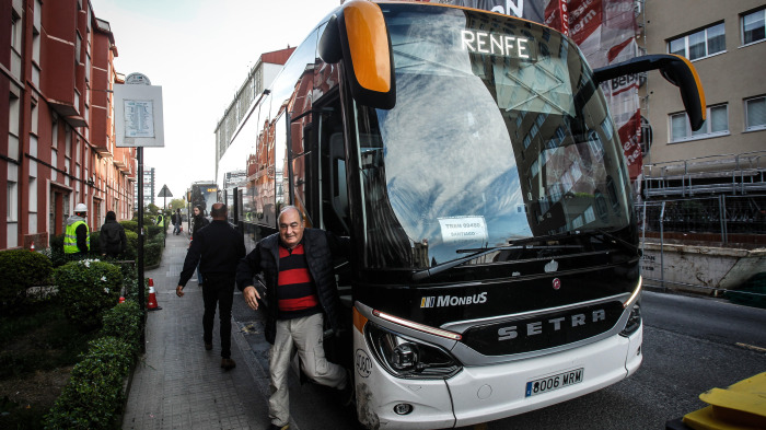 Un viajero se baja de un bus fletado por Renfe, en el anterior paro ferroviario de la estación de tren de A Coruña