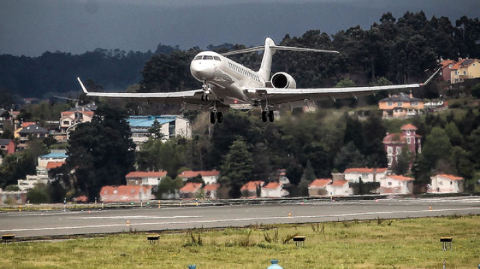 Un avión aterriza en la pista del aeródromo de Alvedro