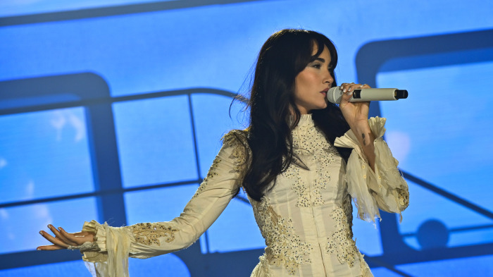 La cantante Aitana durante el concieto que ha ofrecido este sábado en la localidad almeriense de Roquetas de Mar con el que da inicio a su gira ´Cuarto Azul World Tour. EFE / Carlos Barba.