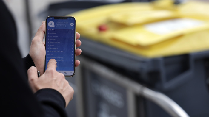 Un usuario accede a la app Coruña