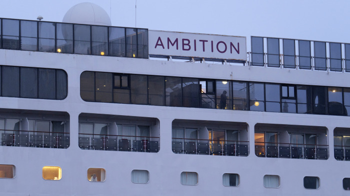 El crucero 'Ambition', durante su confinamiento en el puerto de Burdeos
