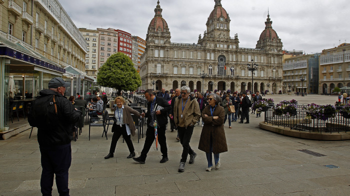 Después de esperar durante varias horas, los pasajeros recibieron permiso para bajar del barco y disfrutar de la ciudad y de lugares cercanos, como Betanzos, Ferrol o Santiago. Sanidad Exterior comprobó en el interior la situación del brote de gastroenteritis que dejó a los viajeros sin poder desembarcar en Burdeos