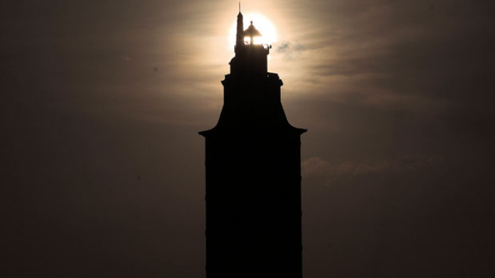 El sol iluminando la Torre de Hércules en pleno ‘ensayo’ del eclipse del próximo mes de agosto