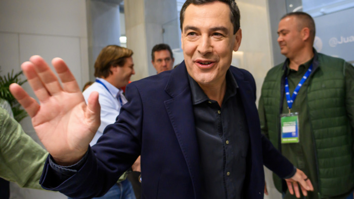 El candidato a la presidencia de la Junta de Andalucía por el PP, Juanma Moreno, a su llegada a la sede de su Partido en Sevilla para seguir los resultados electorales