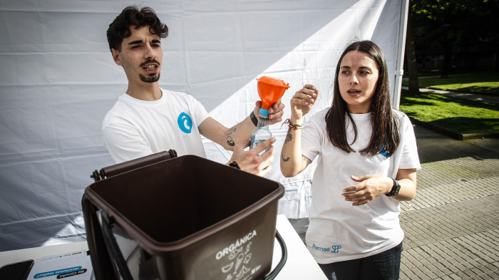 En el entorno de Zalaeta se entregaron cubos para depositar residuos orgánicos en los hogares y embudos para recoger el aceite usado