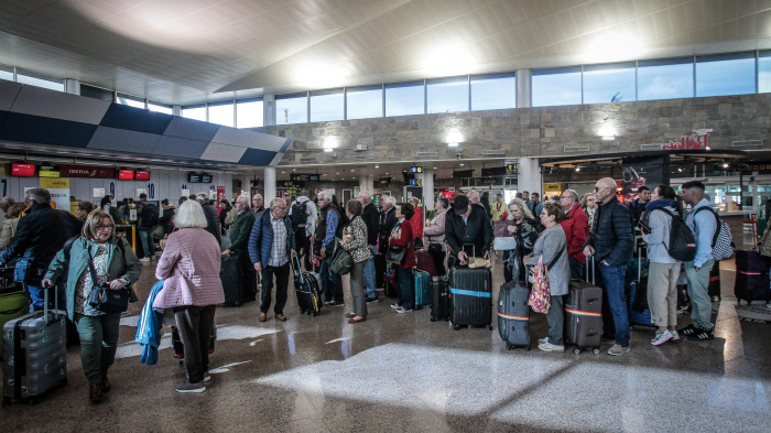 Pasajeros en la terminal de Alvedro