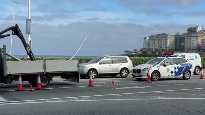 Semáforo roto tras un accidente en el Paseo Marítimo de A Coruña