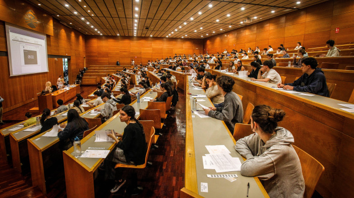 quintana. Pau en la facultad de filologÃ­a de la UDC. alumnos, inhibidores y trÃ¡fico