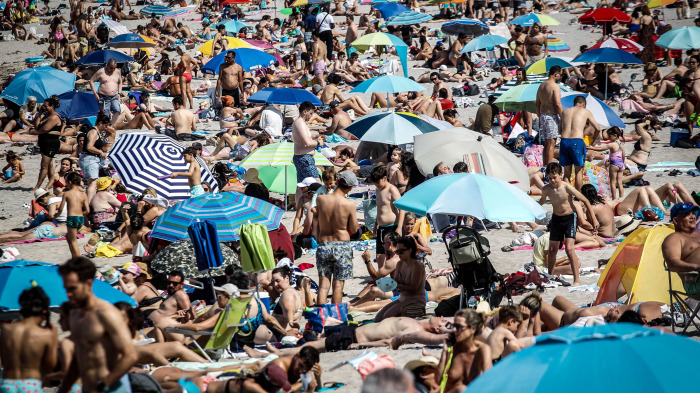 Las altas temperaturas llevaron a mucha gente a las playas para refrescarse