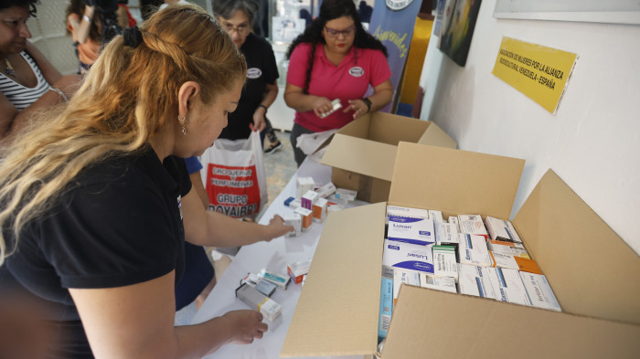 ALICANTE, 26/06/2026.- Recogida de medicamentos en AMASVE (Asociación de Mujeres por la Alianza Sociocultural Venezuela-España) para llevar a Venezuela tras el terremoto. EFE/Morell