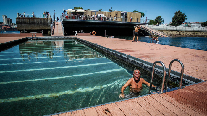 Este viernes se abrió al público la piscina marina de O Parrote y se inauguró La Potera, un centro de servicios equipado para complementar las actividades que pueden desarrollarse en la plataforma de baño.