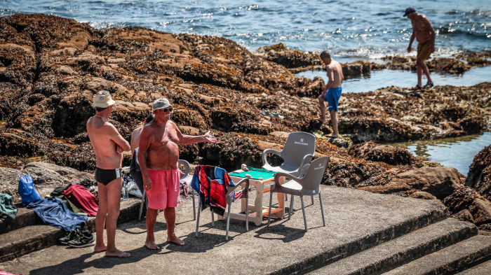 Varias personas disfrutan en la playa de Riazor de una de las jornadas calurosas de este mes de julioDía de sol y calor en a CoruñaA Coruña se abona a los 30 grados y ya van cinco jornadas en un mes en las que se supera esta barreraPasadas las 14.20 horas la estación del Observatorio llegó a los 33,9, el segundo valor más alto de este 2026
