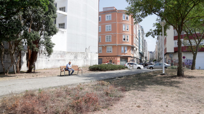 El pequeño parque del Agra do Orzán, ayer, sin rastro del verde que lo cubría antes