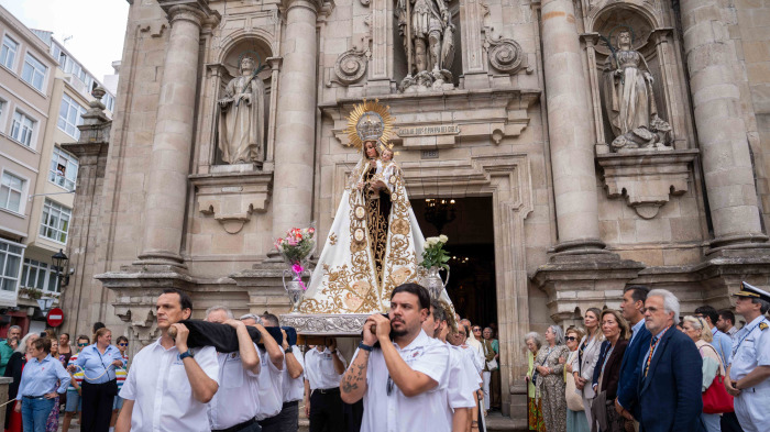 Desde la iglesia de San Jorge partió la Virgen del Carmen en su tradicional recorrido por las calles del centro de la ciudad hasta O Parrote, donde fue embarcada para junto con otros barcos hacer un recorrido por las aguas coruñesas