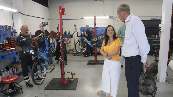 Inés Rey visita las instalaciones de trabajo de BiciCoruña en A Grela