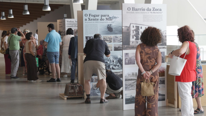 De entre los cientos de nombres que conforman la toponimia coruñesa, pocos habrá tan desconocidos para los habitantes de la ciudad que el de A Zoca. Pero este barrio, más conocido como Os Mariñeiros, ha tomado ya cartas en el asunto para recordar su pasado y, de paso, aleccionar a sus convecinos sobre esta misteriosa denominación. Y lo ha hecho a través de una exposición fotográfica, en colaboración con el Ayuntamiento