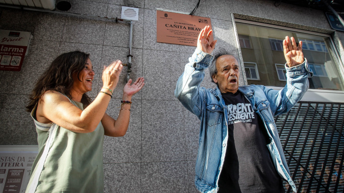 El barrio de A Gaiteira, en el marco de las Fiestas de María Pita, rinde un homenaje a Cañita Brava e inmortalizan su legado con una placa en la zona
