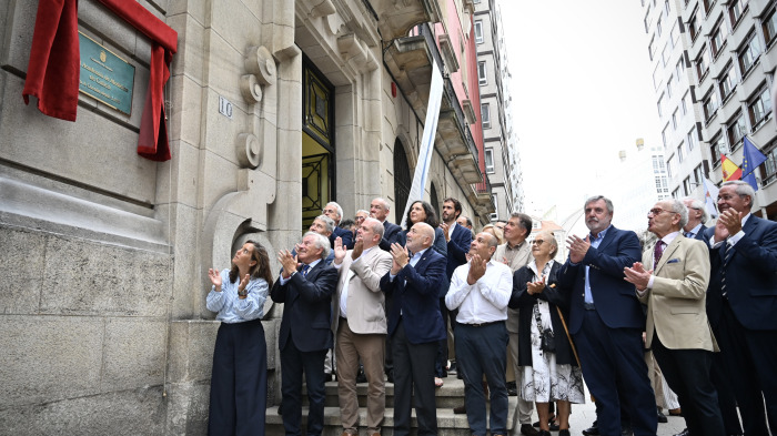Inauguración de la placa en honor a la Real Academia de Medicina en A Coruña