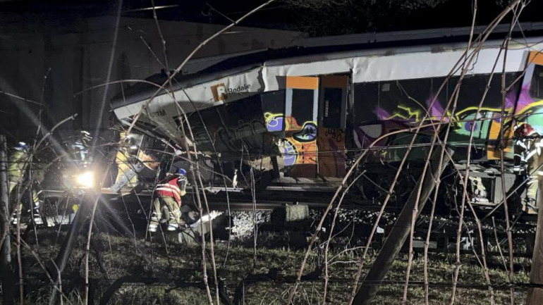 accidente ocurrido al desplomarse un muro de contención sobre un tren de la línea R4