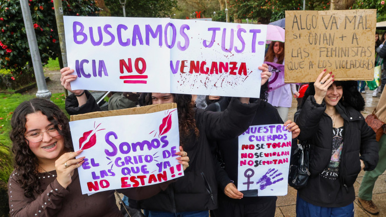 Universitarias durante una protesta previa al 8-M este viernes en Santiago
