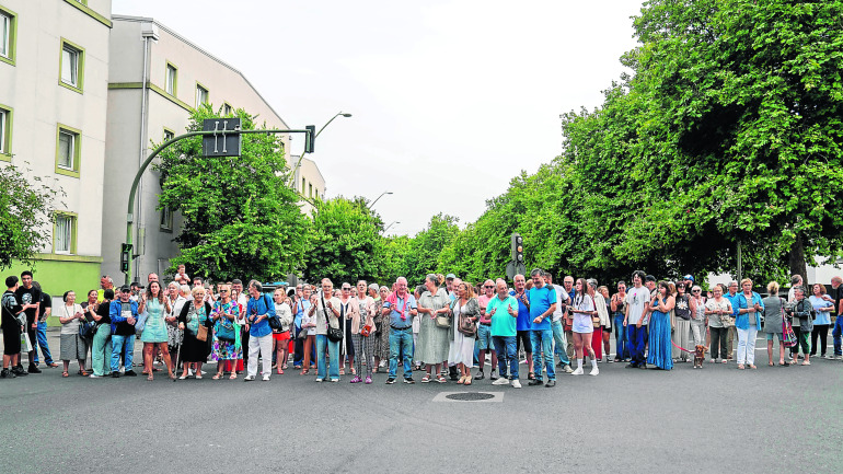 Protesta de los vecinos de Tomás Fábregas, en la ronda de Outeiro Los vecinos de Tomás Fábregas cortan el tráfico en protesta por las obras en su calleEntre otras reivindicaciones, lamentaron que los trabajos les harán perder plazas de aparcamiento