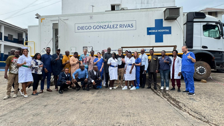La Fundación Diego González Rivas, durante su trabajo en África y América