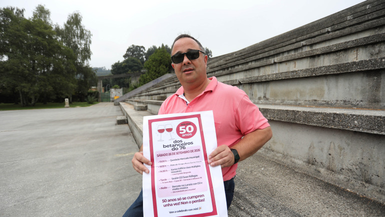 Marcos Dopico, uno de los organizadores, con el cartel de la celebración, el día 26 en El Matadero | Patricia G. Fraga