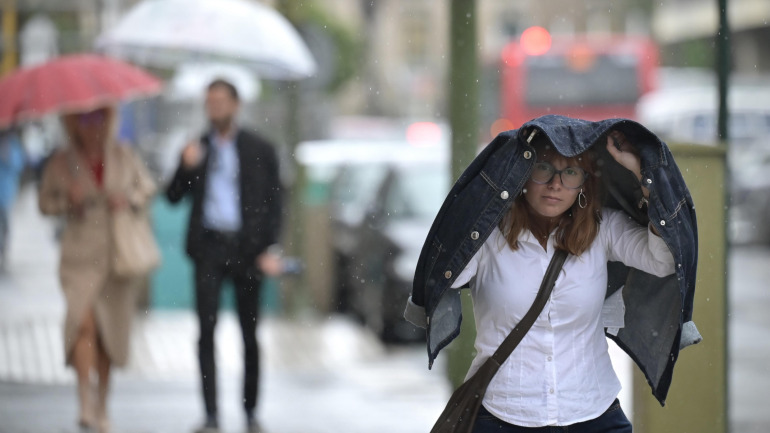 En la víspera de la vuelta al cole, que prácticamente marca el fin del verano, la ciudad de A Coruña se encontró con una jornada de lluvia más típica del otoño