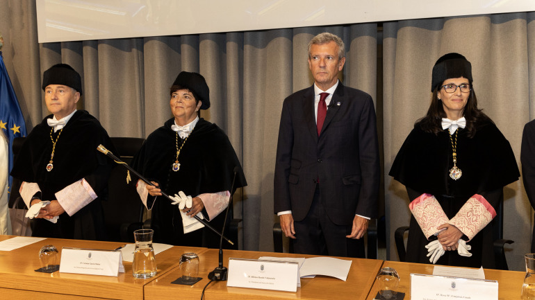 Rueda, durante su participación en el acto de apertura de curso universitario 26/27 en la Facultad de Economías de Vigo, acompañado de la Rectora de Vigo Carmen García; la rectora De Santiago Rosa Crujeiras, y el rector de La Coruña Ricardo Cao