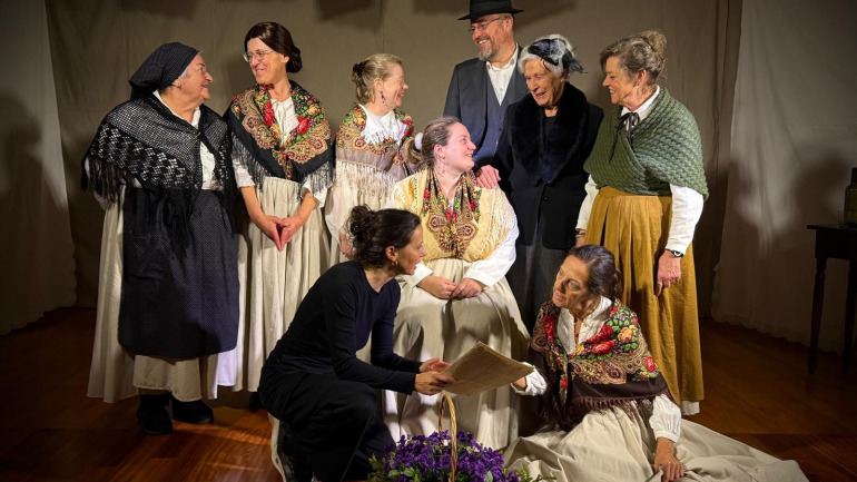 La directora, Elena Couto (agachada), con parte del elenco de la obra